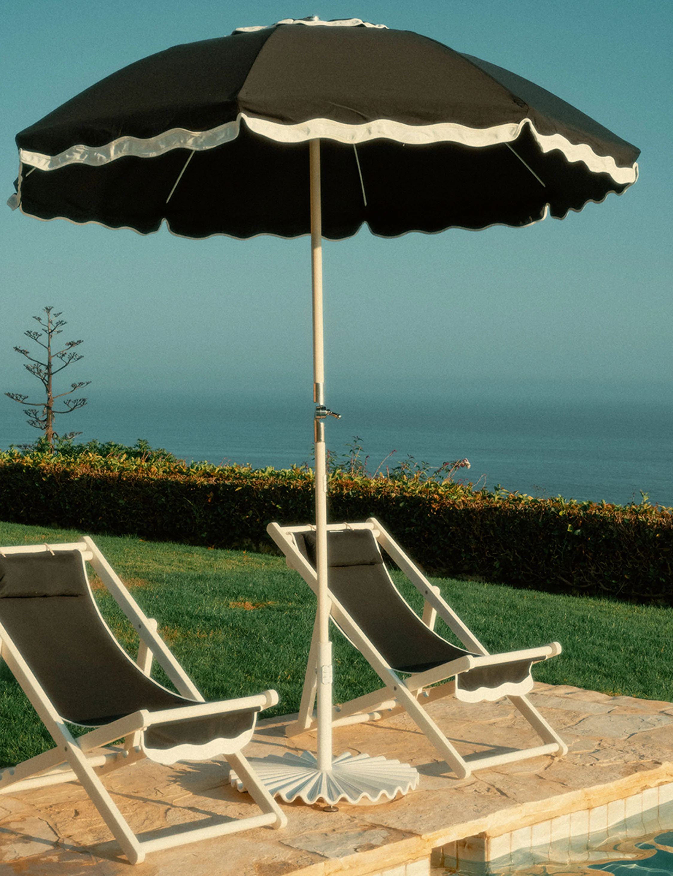 Clamshell Umbrella Base by Business & Pleasure Co. - Image 4