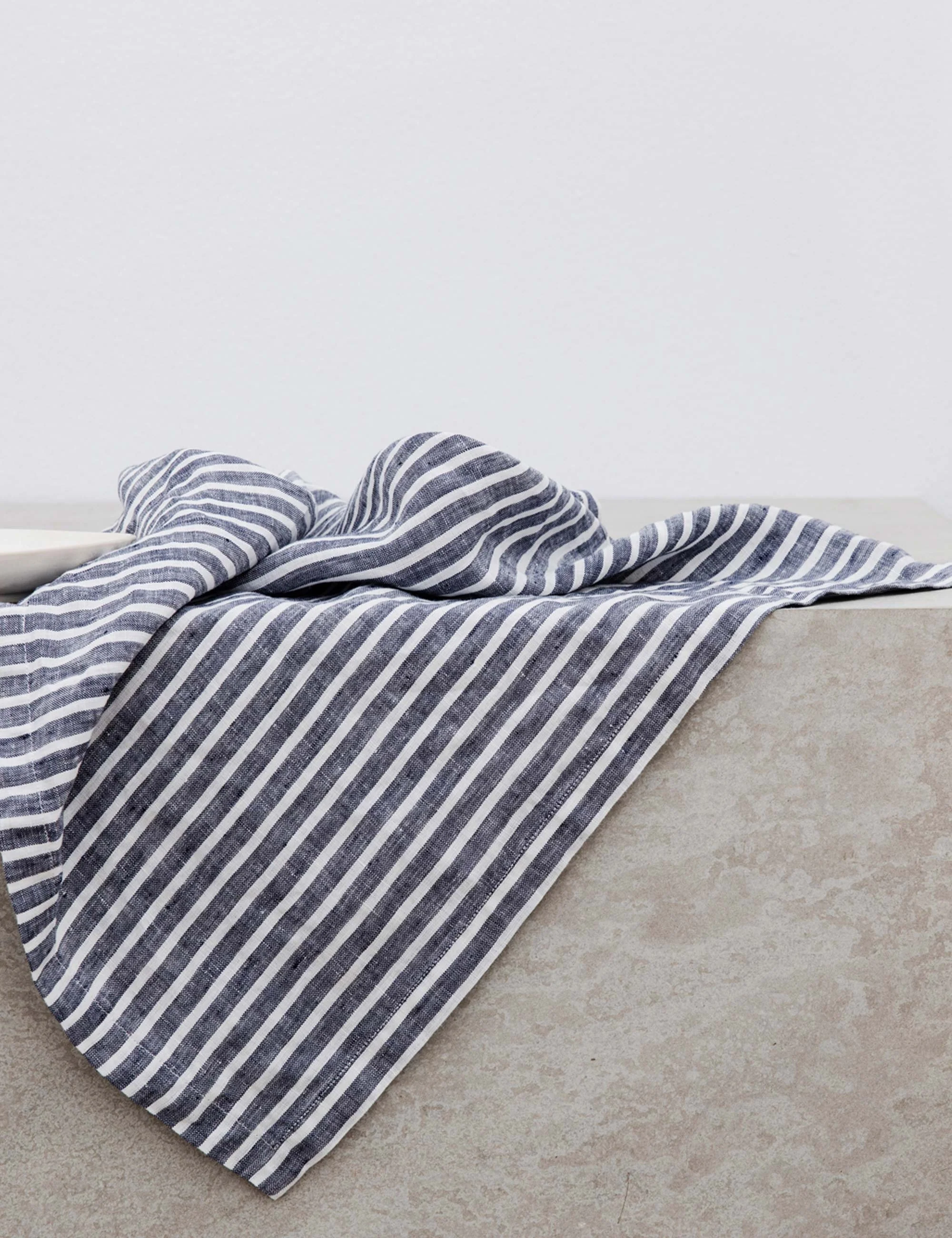 Linen Table Napkins (Set of 4) by Cultiver - Image 9